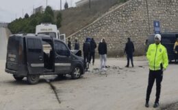 Minibüsle hafif ticari araç çarpıştı; 3’ü çocuk, 6 yaralı