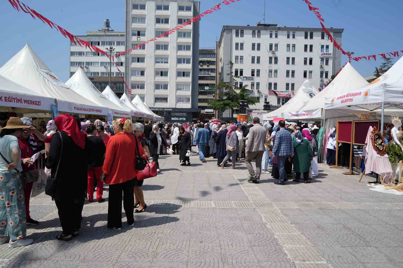 İLKADIM HALK EĞİTİM MERKEZİ YIL SONU SERGİSİ ETKİNLİKLERLE AÇILDI