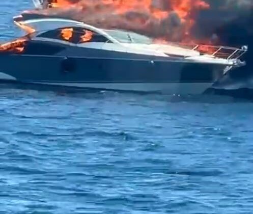 Kınalıada açıklarında korkutan yat yangını